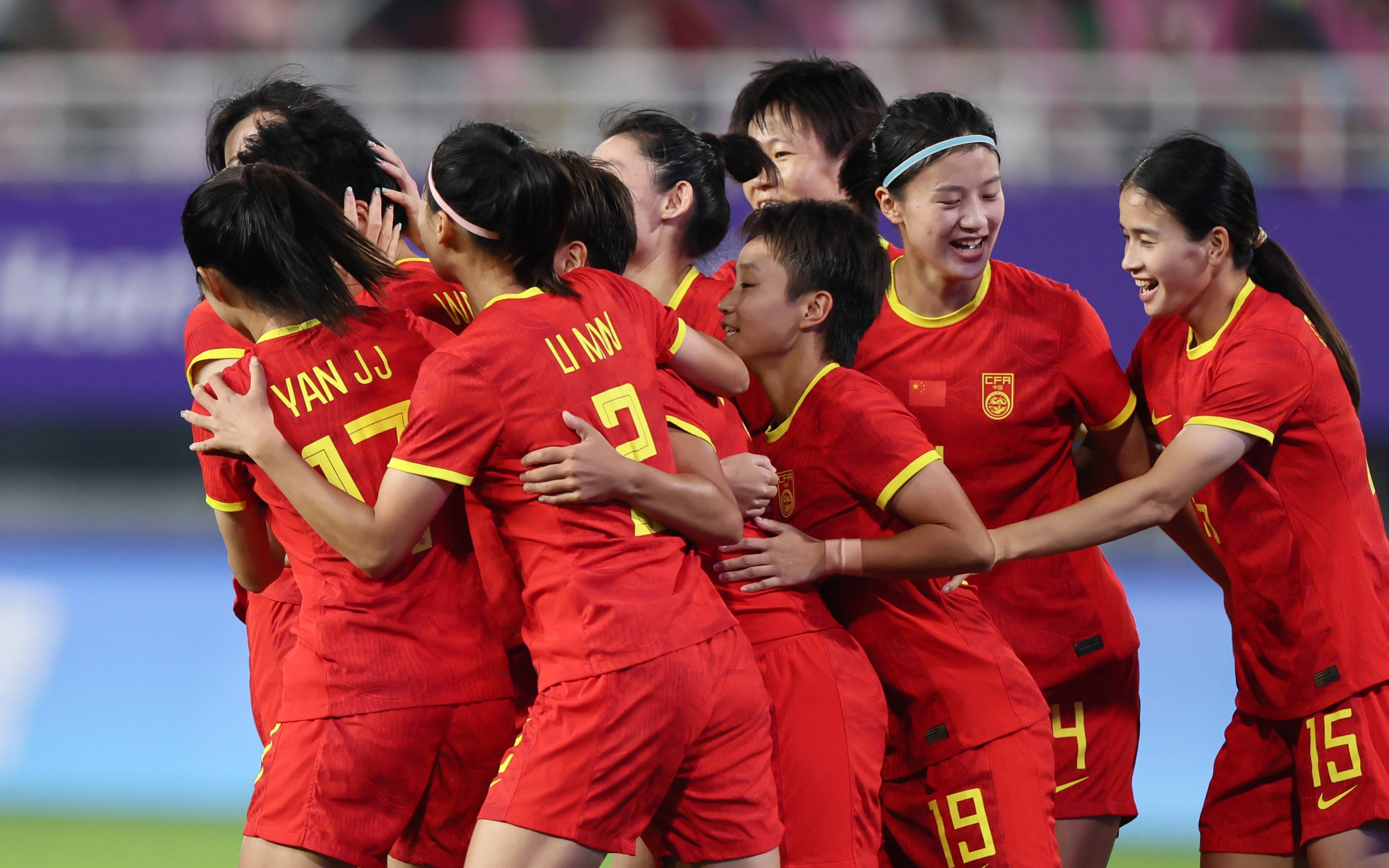 亚洲女足锦标赛中，中国队员用精妙战术取胜