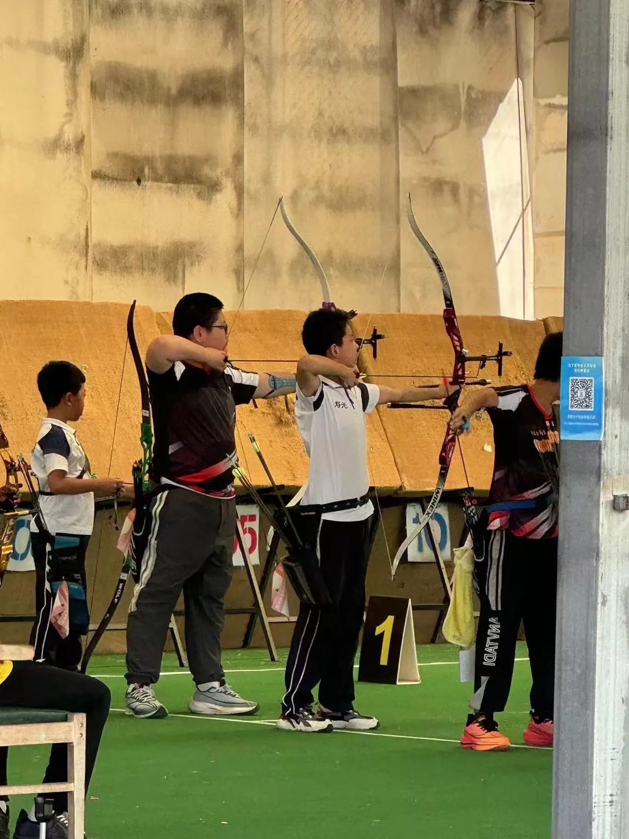 射箭比赛赛场一片沸腾，选手心无旁骛的简单介绍
